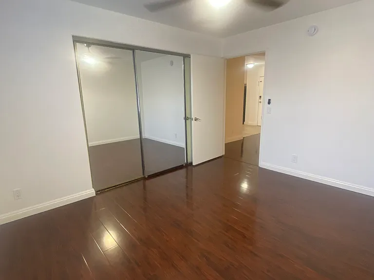 404 W 4th St #4 — Photo 19