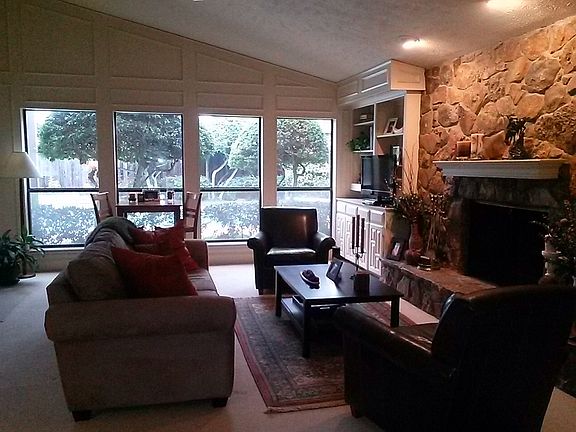 Great room overlooking pool