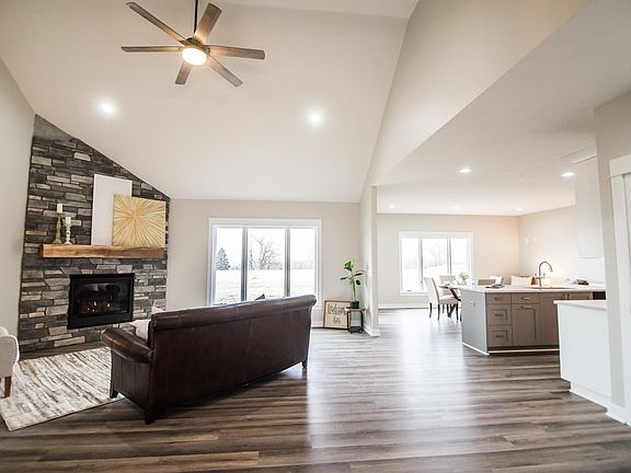 2nd image of 802 Fairview Hills Dr