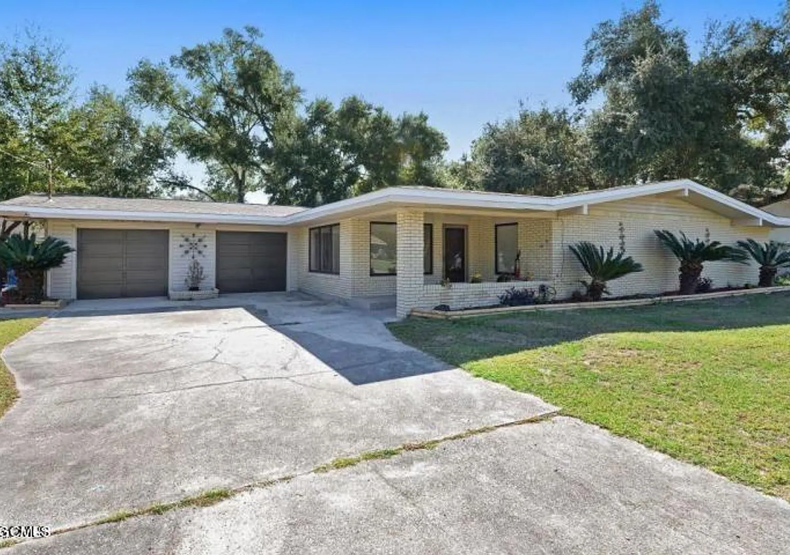 Large Home Close to the Beach!! — Photo 1