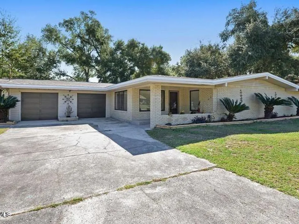 320 Lakeview Blvd