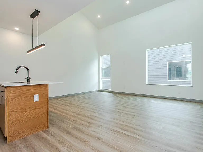 4001 Roseland Ave — Photo 83