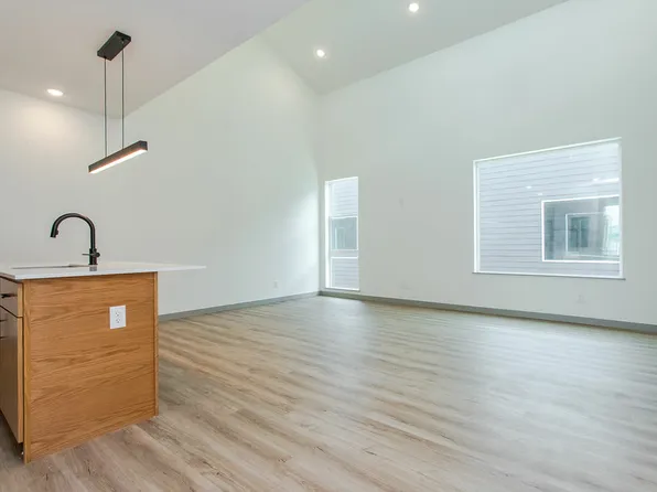 The Flats at 3981 Roseland