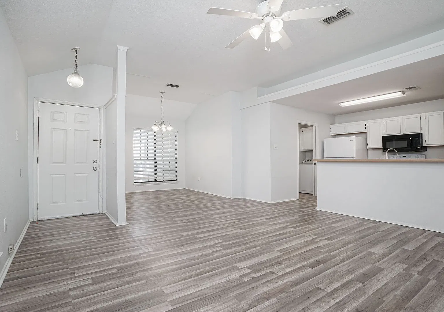 Vacant and ready for immediate move-in! — Photo 4