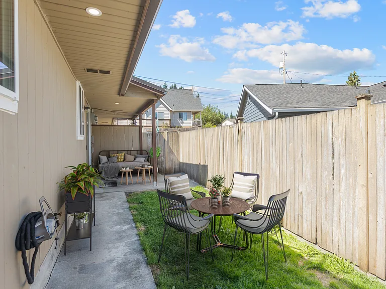 Outdoor area, small yard, coveered patio