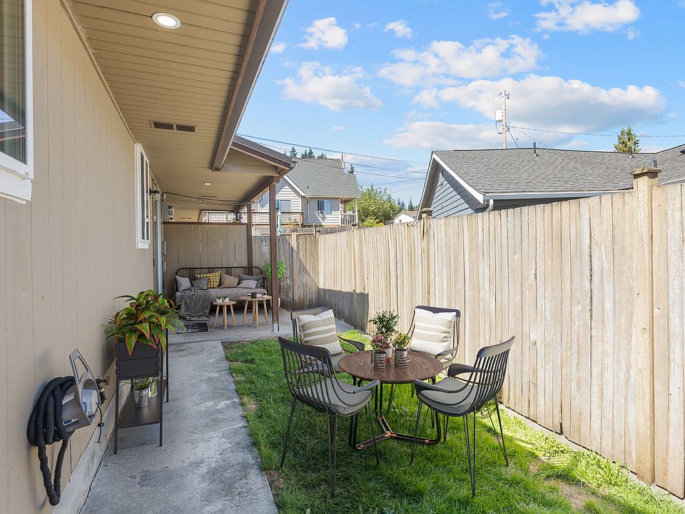 Outdoor area, small yard, coveered patio