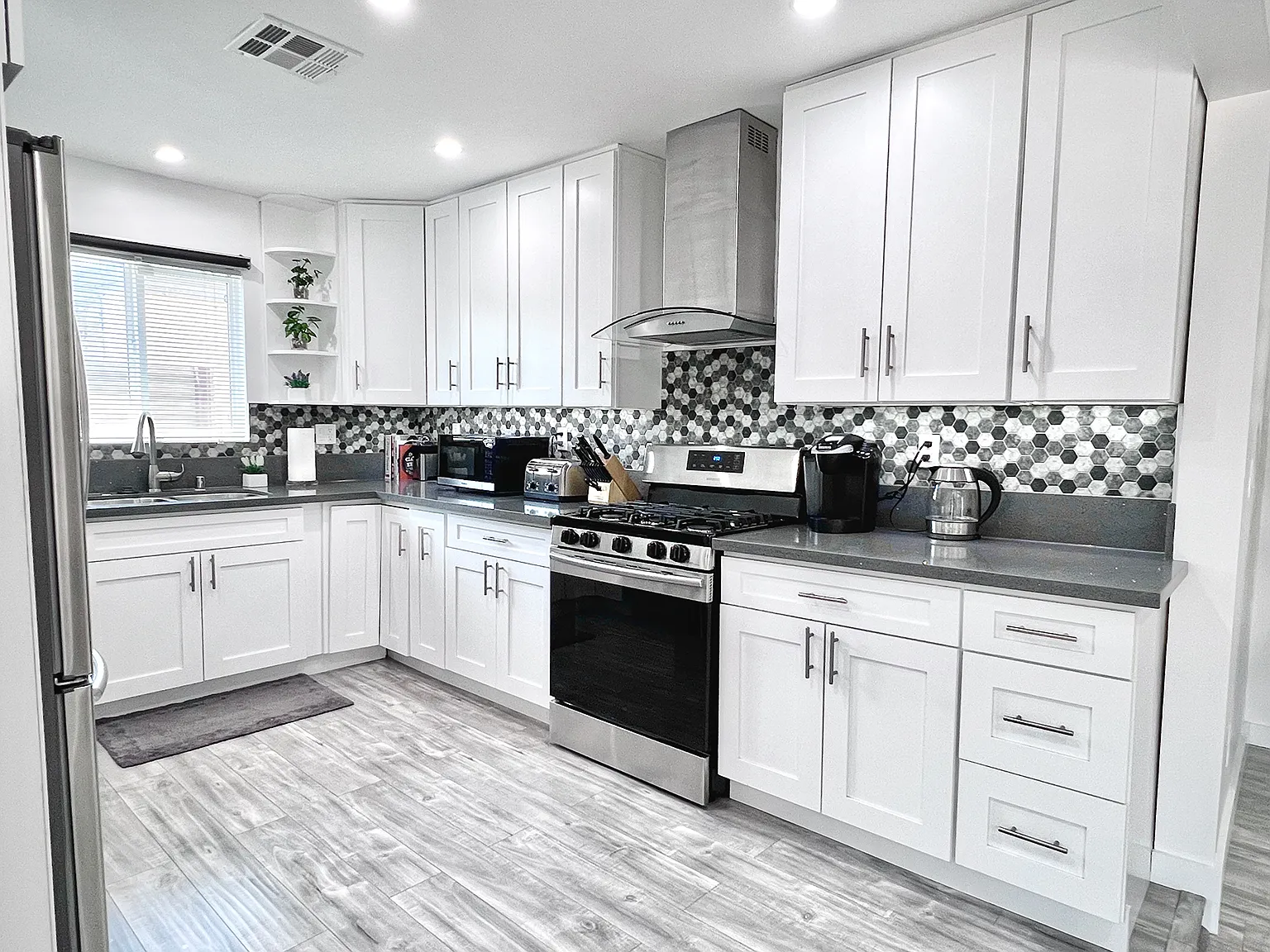 4 bed, 2038 sqft, $5,500 — Photo 4