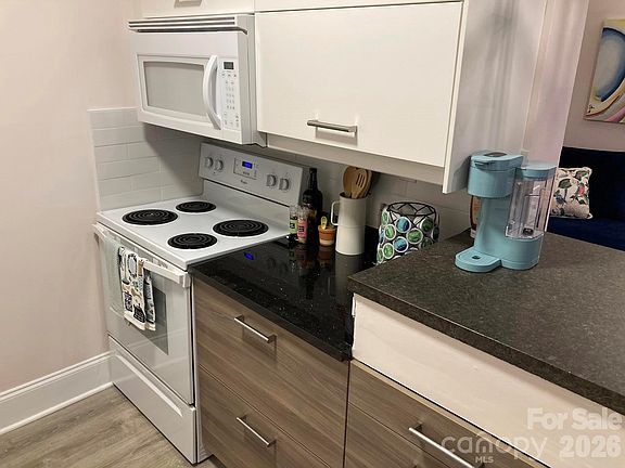 5th image of 400 Queens Rd APT E5