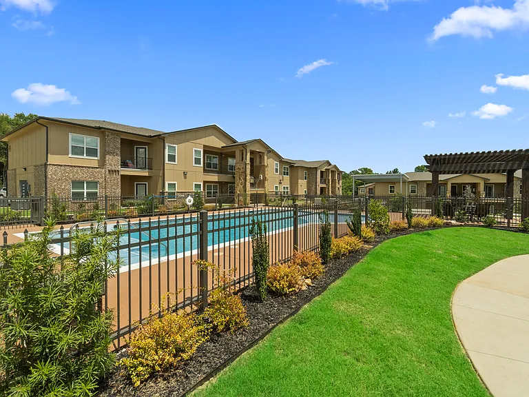 Willow Creek Apartments — Photo 34