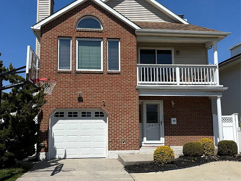 227 W Pine St — Photo 1