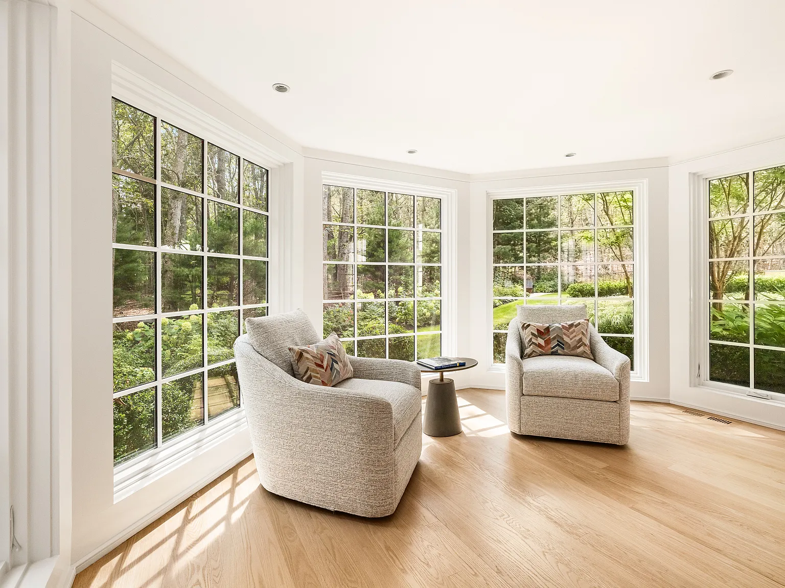 Completely Renovated East Hampton Village Fringe Retreat — Photo 4