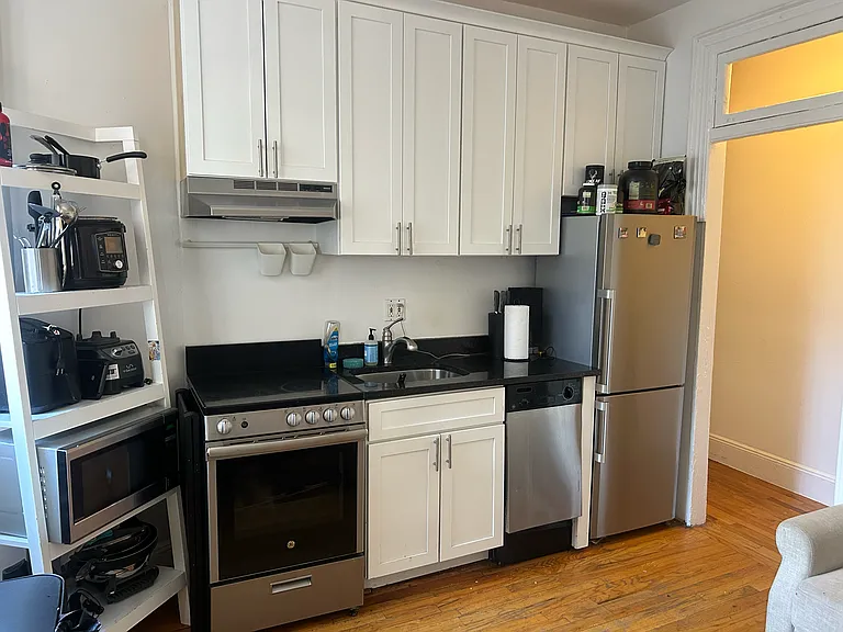 200 Waverly Pl #23 — Photo 4