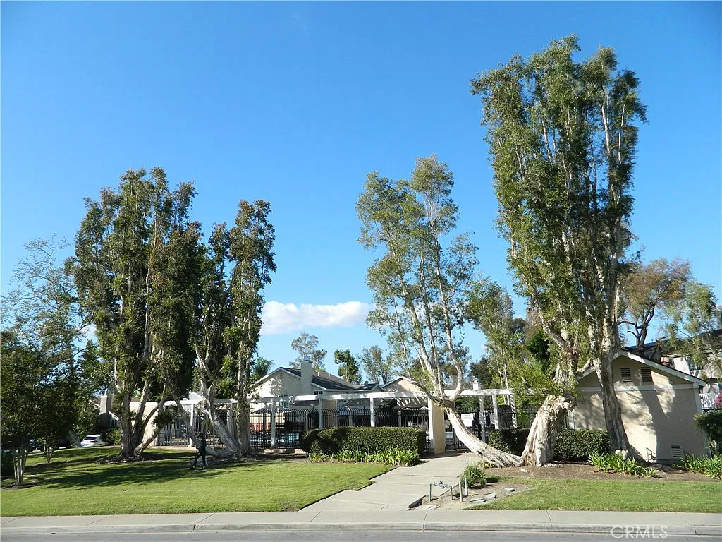 3 bed, 2.5 bath, 1995 sqft, $4,850 — Photo 3