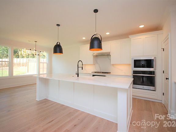 5th image of 3215 Wilson Dr