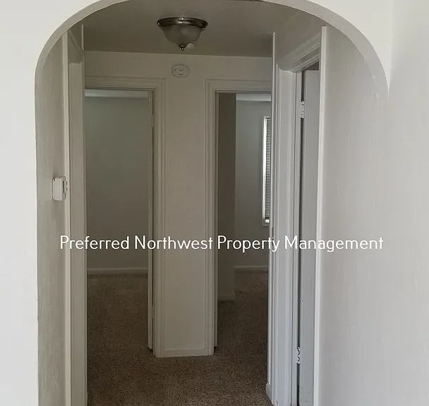 390 Stevens Ln — Photo 3