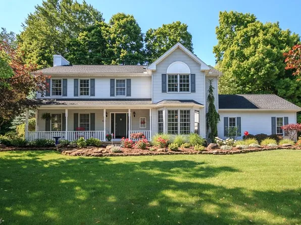 8233 Garfield Dr, Garrettsville, OH 44231