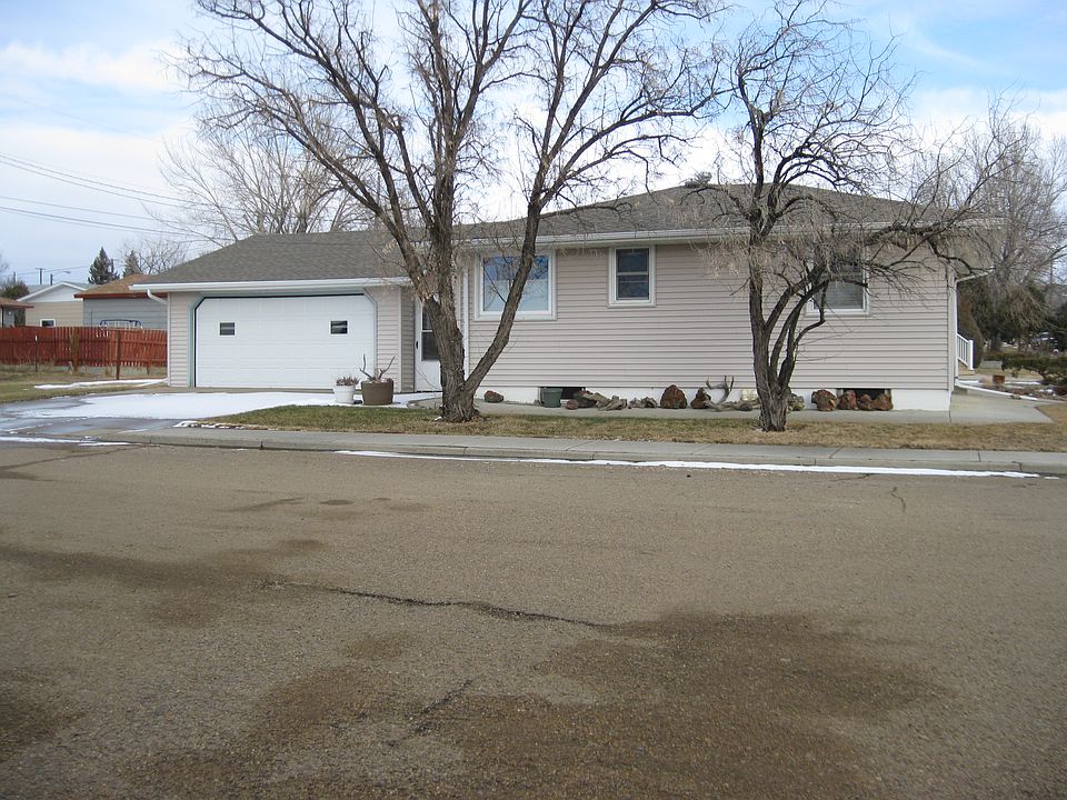 1st image of 932 10th Ave N