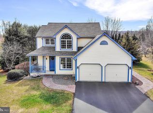 18 Mellon School Ln, Fleetwood, PA 19522