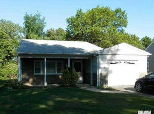 246 Berkshire Dr, Ridge, NY 11961