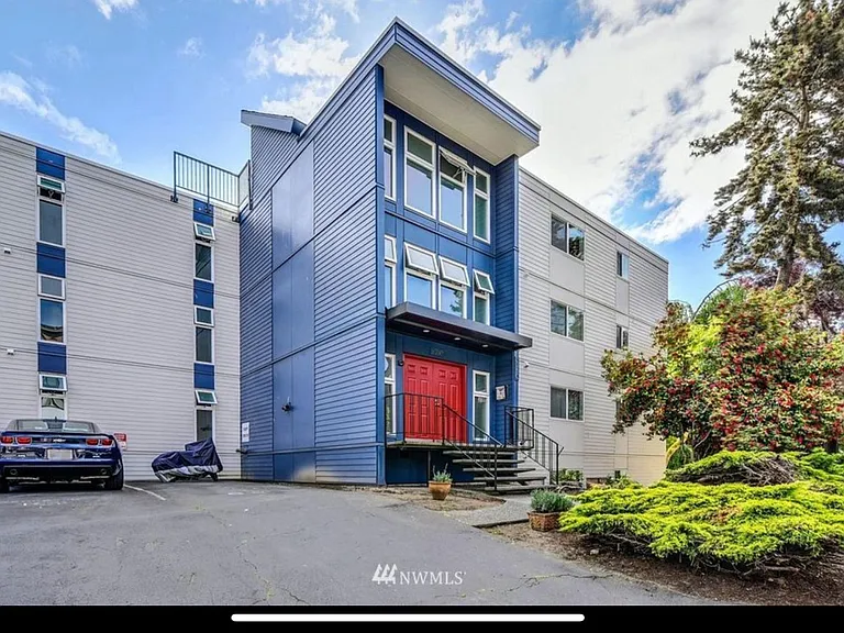 Front entrance on 27th pl