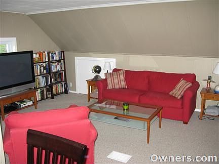 Suitable for play room, home office, or extra bedroom