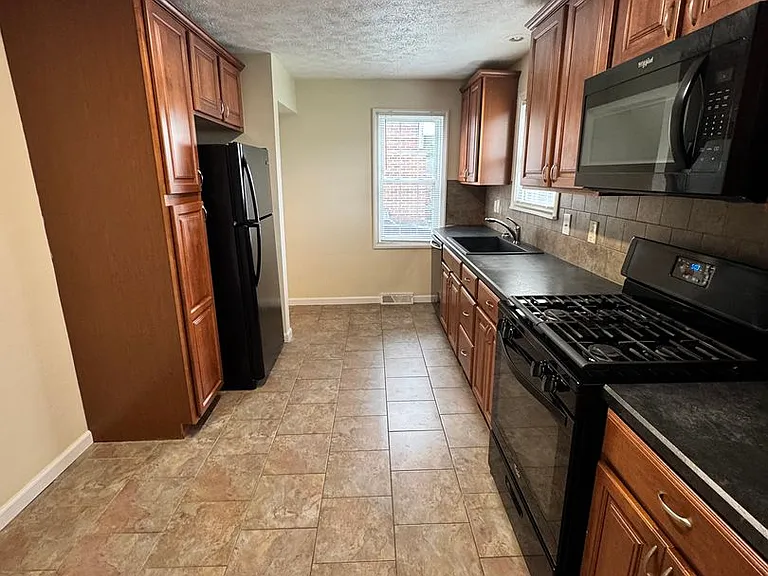 832 Lawrence Ave — Photo 8