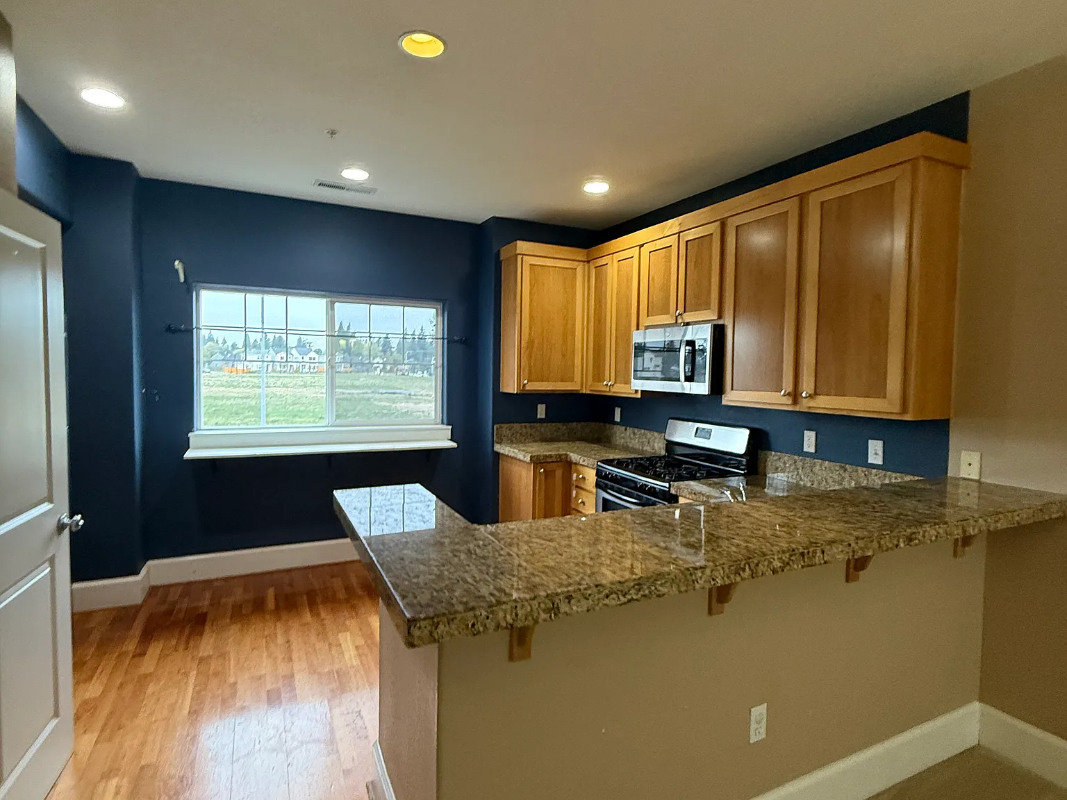 3 bed, 2.5 bath, 1553 sqft, $2,100 — Photo 3