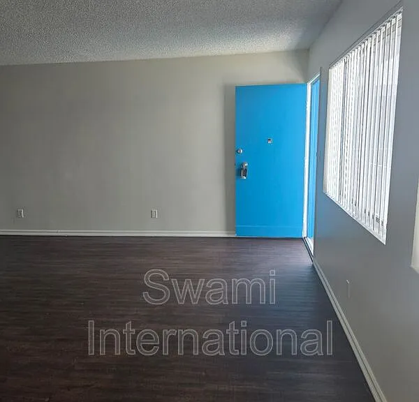 308 W Queen St #12 — Photo 4