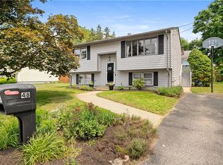 48 Oakridge Ct, Warwick, RI 02886