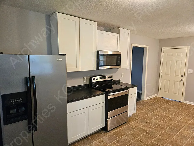 7508 Maple Ln — Photo 3
