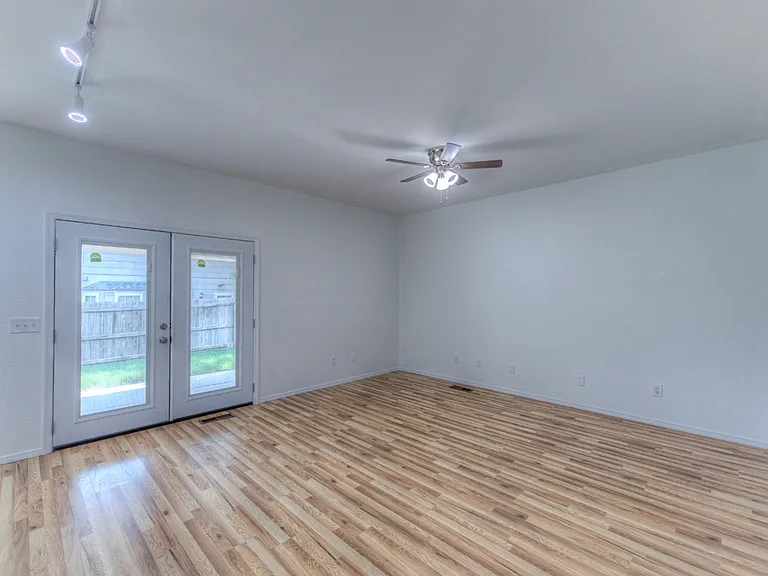 9215 S Erie Ave — Photo 13