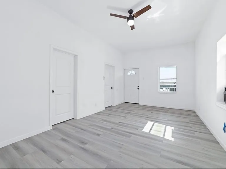 2714 Avenue L — Photo 8
