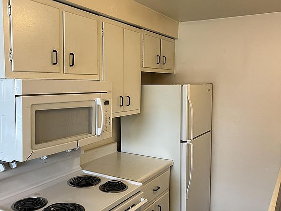2nd image of 833 Continental Ct #4