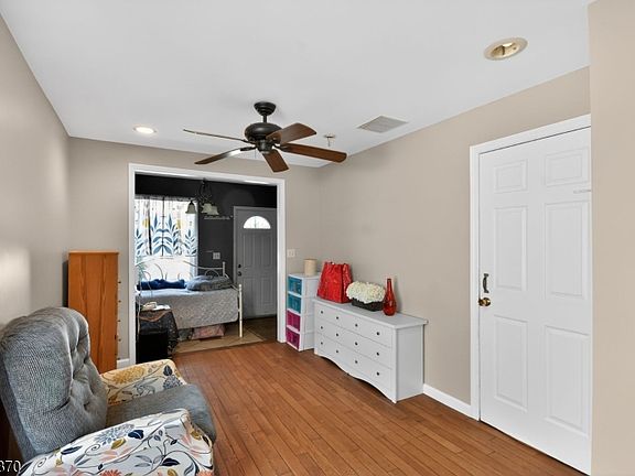 5th image of 136 W Lincoln Ave