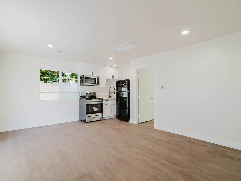 17908 Califa St — Photo 39