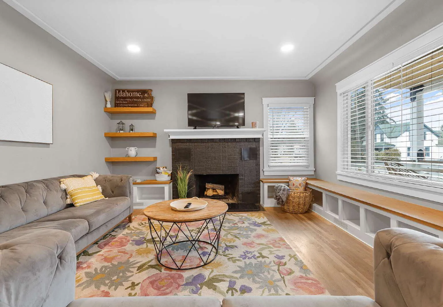 4 bed, 2.0 bath, 1584 sqft, $3,500 — Photo 1