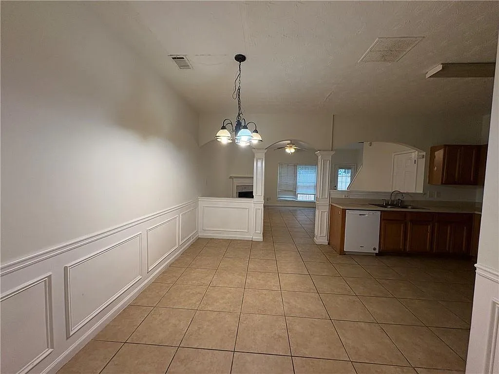 3 bed, 2.5 bath, 1698 sqft, $2,000 — Photo 3