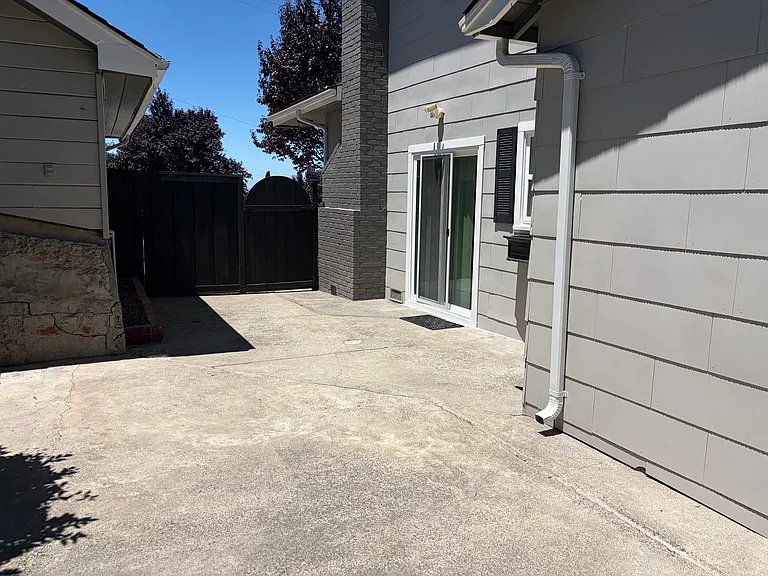 507 Bay St — Photo 19
