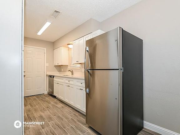 3rd image of 2509 Hilldale Blvd