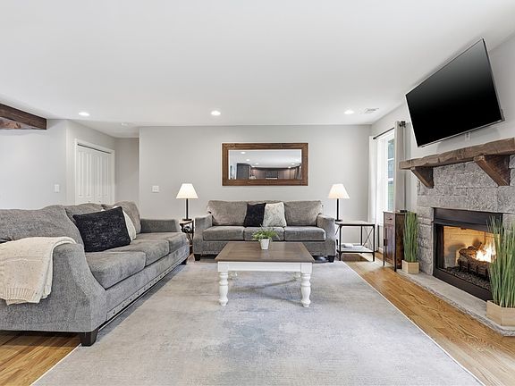 3rd image of 100 Victorian Ln