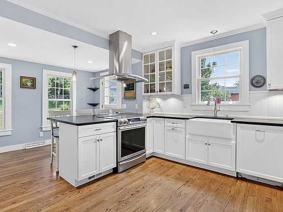 5th image of 102 Miller St