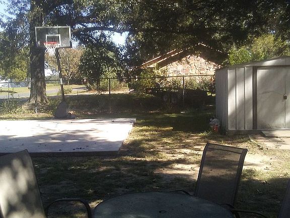 5th image of 701 E Crowly St