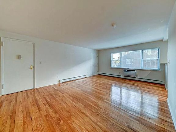 3rd image of 31 Soundview Dr #4E