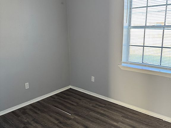 5th image of 407 Willett Place Blvd