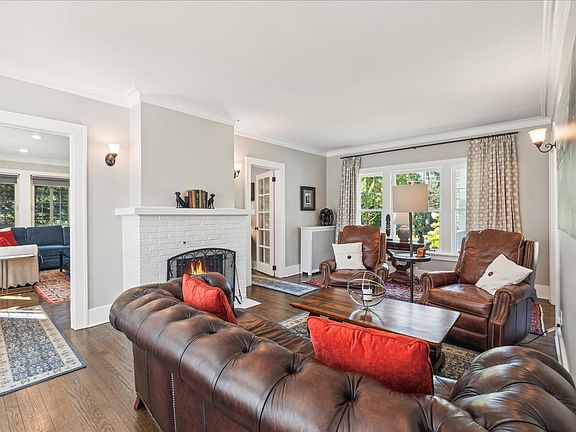4th image of 905 Forest Ave