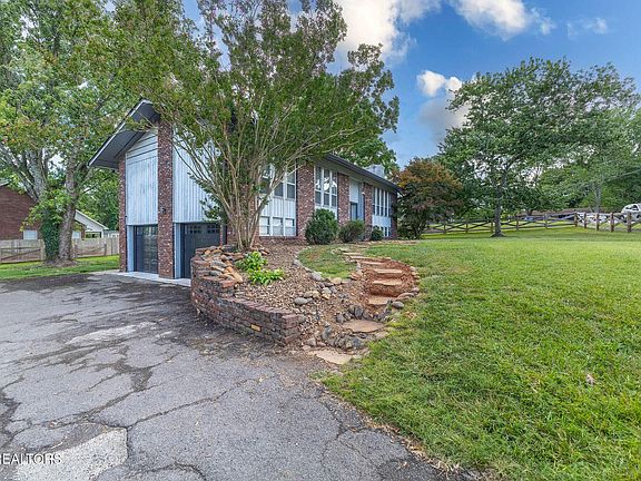 2nd image of 9000 Stately Cir