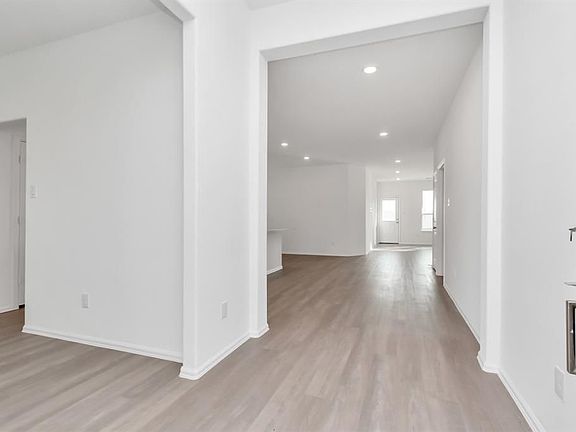 5th image of 5116 Twin Summit Dr