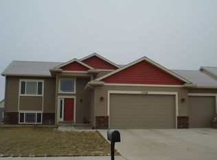 3008 10th St NW, Minot, ND 58703