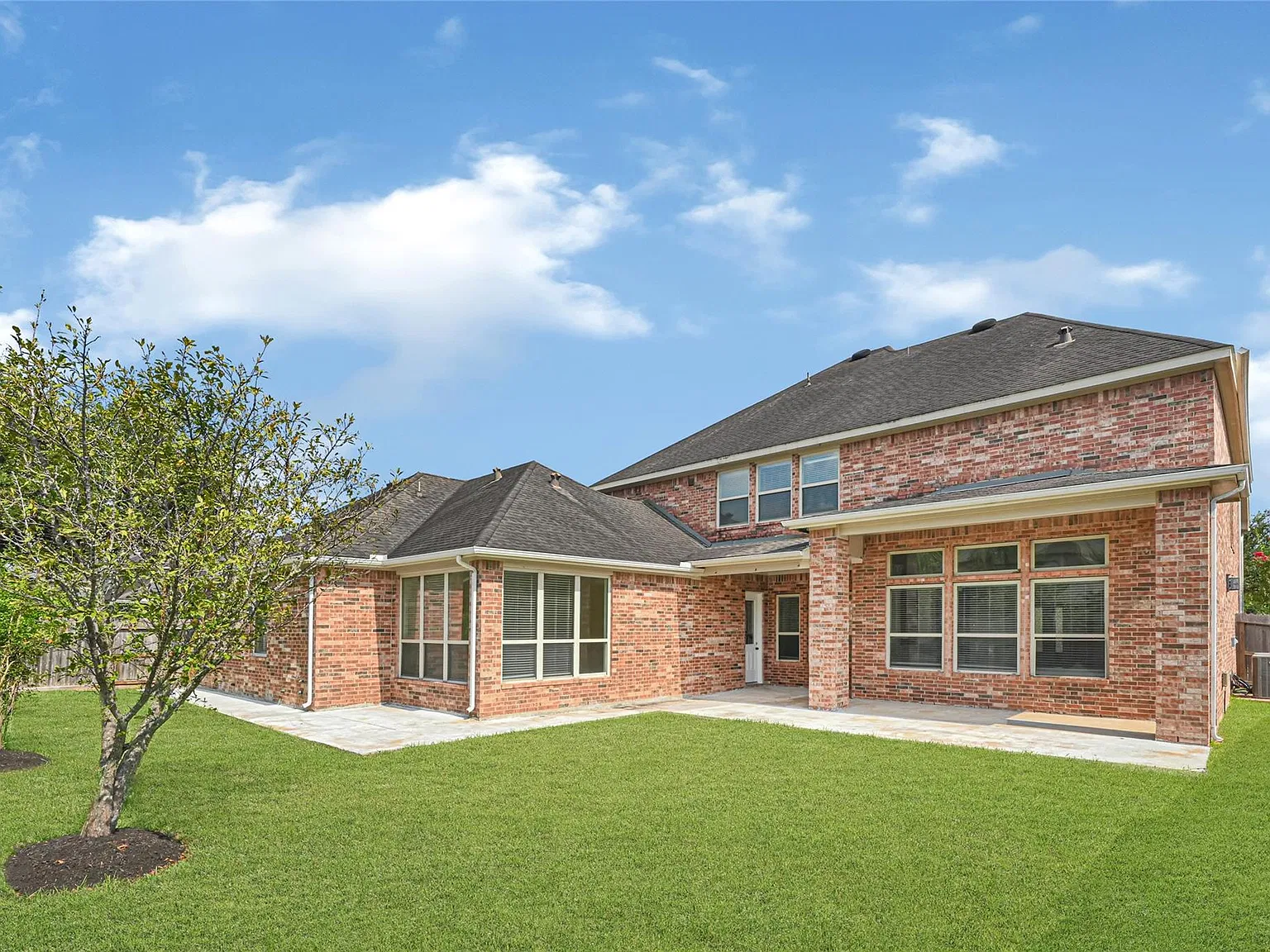 5 bed, 4.0 bath, 4898 sqft, $4,500 — Photo 3