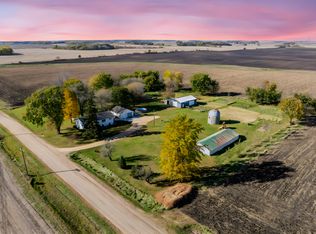 37658 410th St, Saint Peter, MN 56082